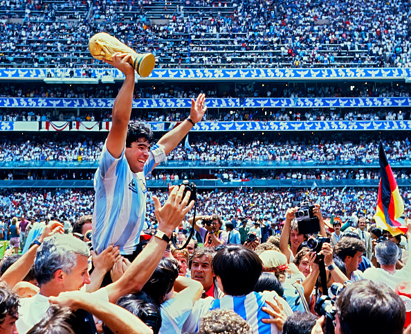 Maradona kubokni ushlab turibdi surat