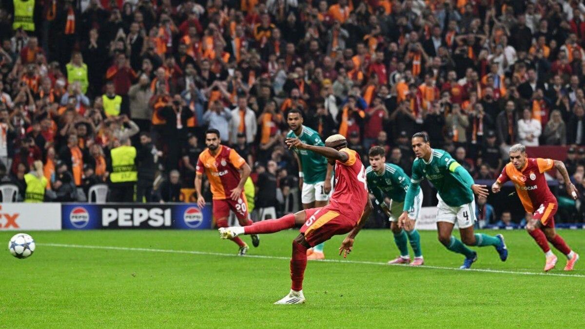 Porno video: etuk gozalning eshagini yalash (anal jinsiy aloqa)