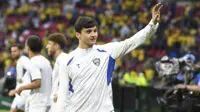 Abduqodir Husanov o'zi jarohat yetkazgan operatorga futbolkasini sovg'a qildi