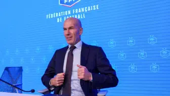Rasman: Zinedin Zidan — Fransiya milliy jamoasi bosh murabbiyi