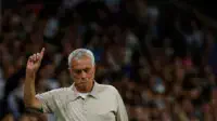 Mourinio Dyumfrisga yangi qoidani eslatish uchun maydonga yugurib chiqdi