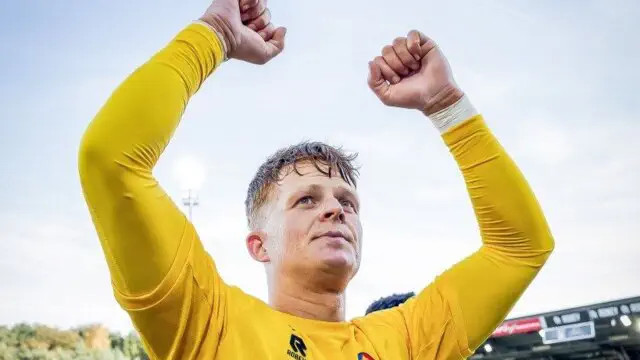 Kumanning darvozabon oʻgʻli bir oʻyinda 2 ta gol urib, Erediviziya rekordini oʻrnatdi